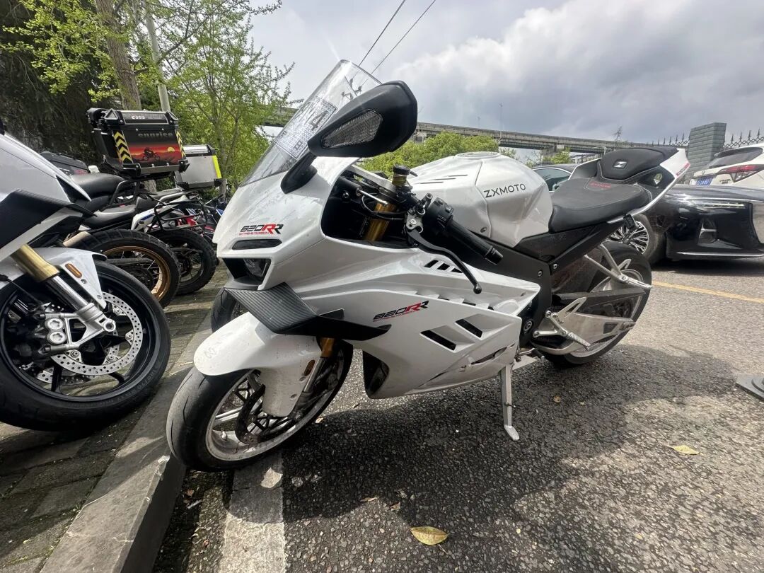 张雪机车厂区门口的一辆与夺冠机车同型号的摩托车。（南方周末记者 汪徐秋林 / 摄）