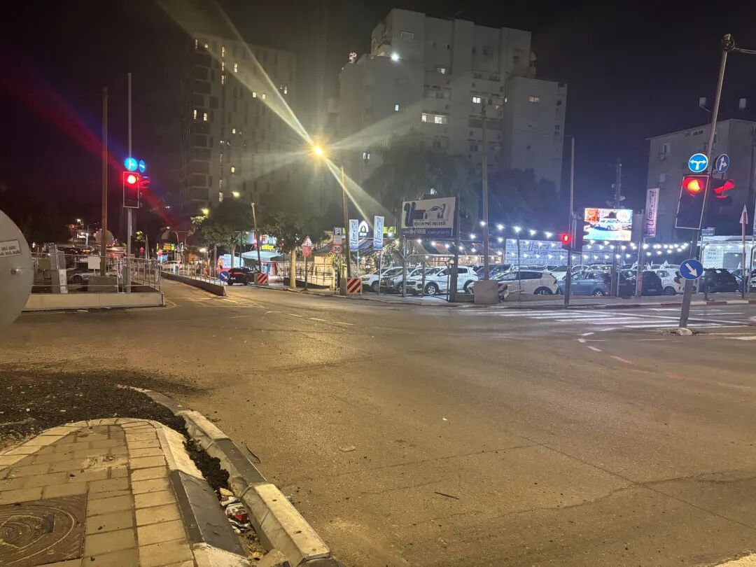 以色列雷霍沃特一主要街道，相较于平常的车水马龙，这两日冷清许多。（受访者供图）