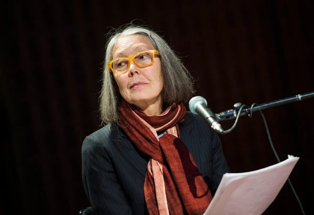 ▲ 2025年8月，加拿大诗人安妮·卡森朗诵其作品《安提戈涅克》。（视觉中国/图）