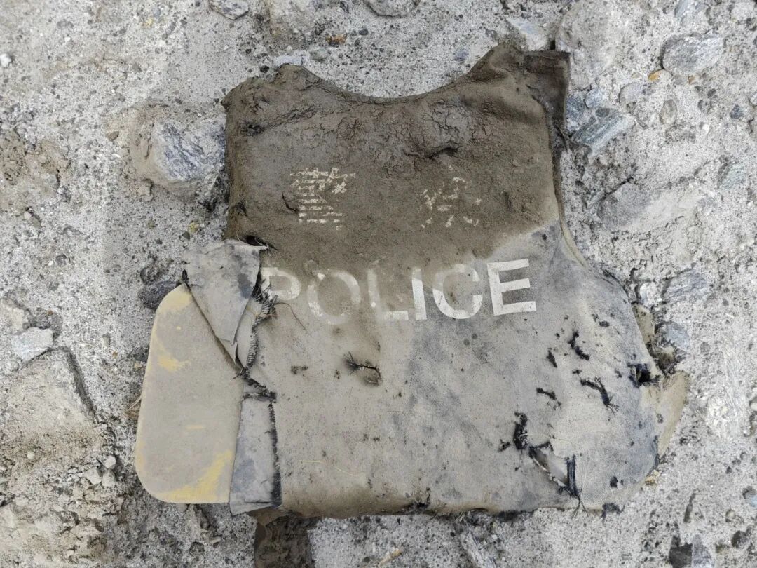 灾后，救援人员在吉隆口岸搜寻到一件警用背心。（国家消防救援局供图）