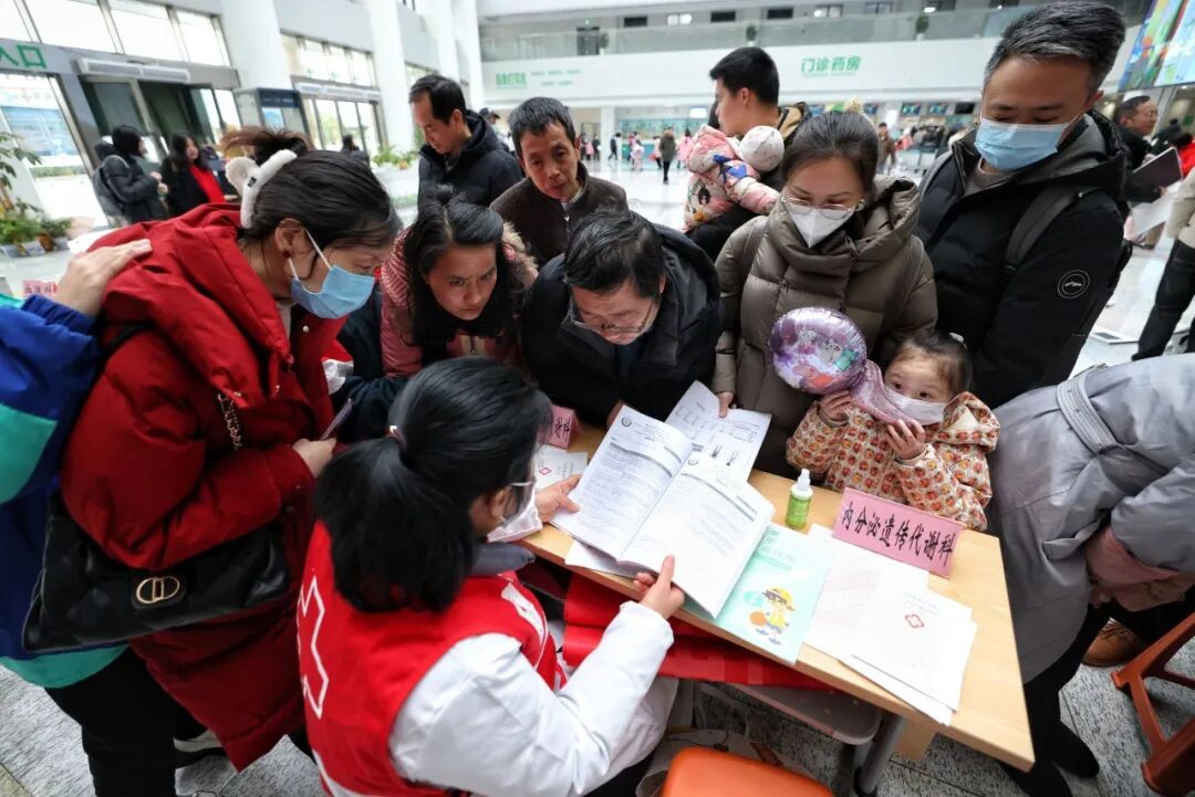 2024年2月29日是国际罕见病日，患儿在家长的陪伴下在江西省儿童医院接受专家会诊。视觉中国图