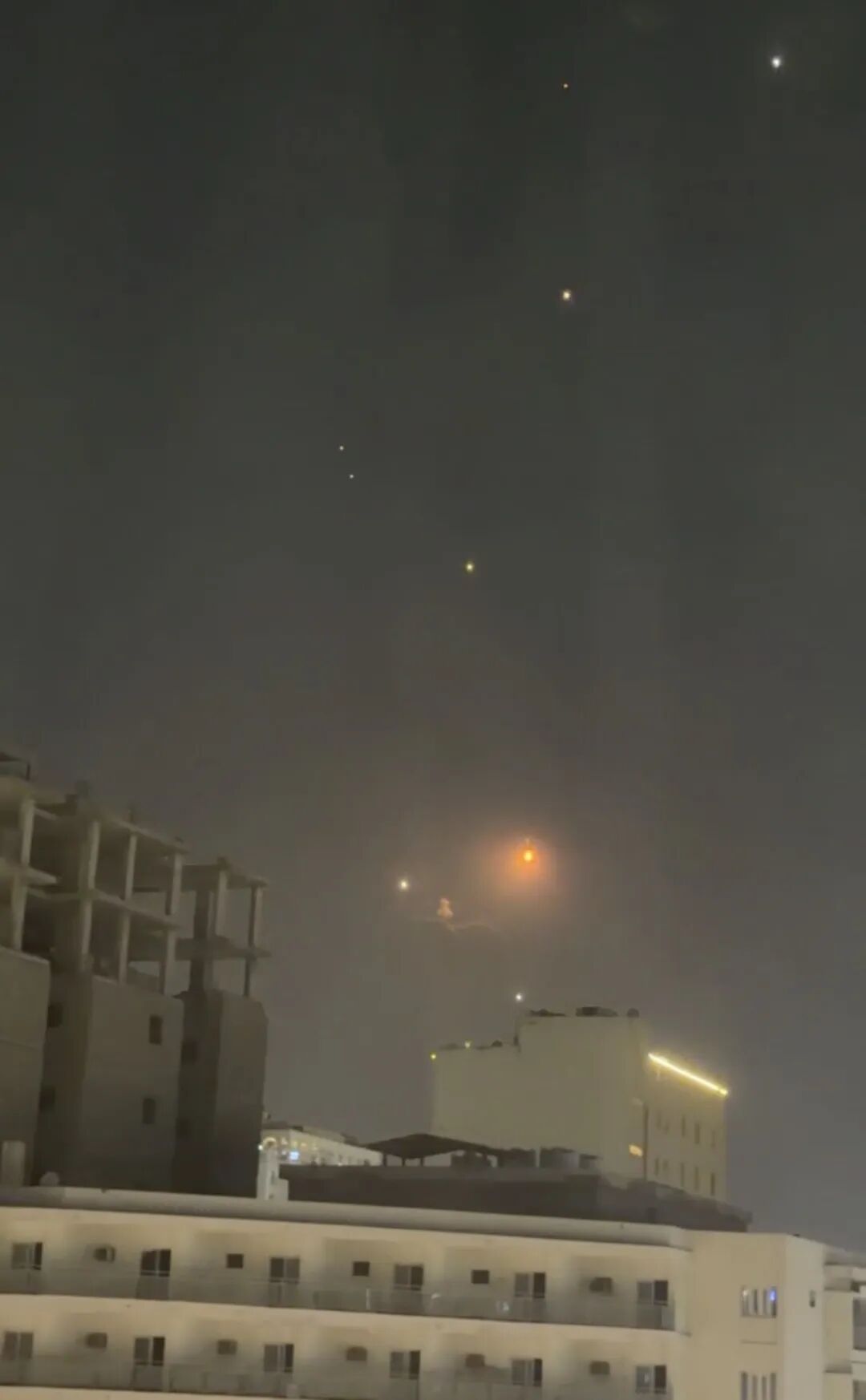 卡塔尔多哈一家临时住宿酒店内，周舟拍下了导弹拦截的画面。（受访者供图）