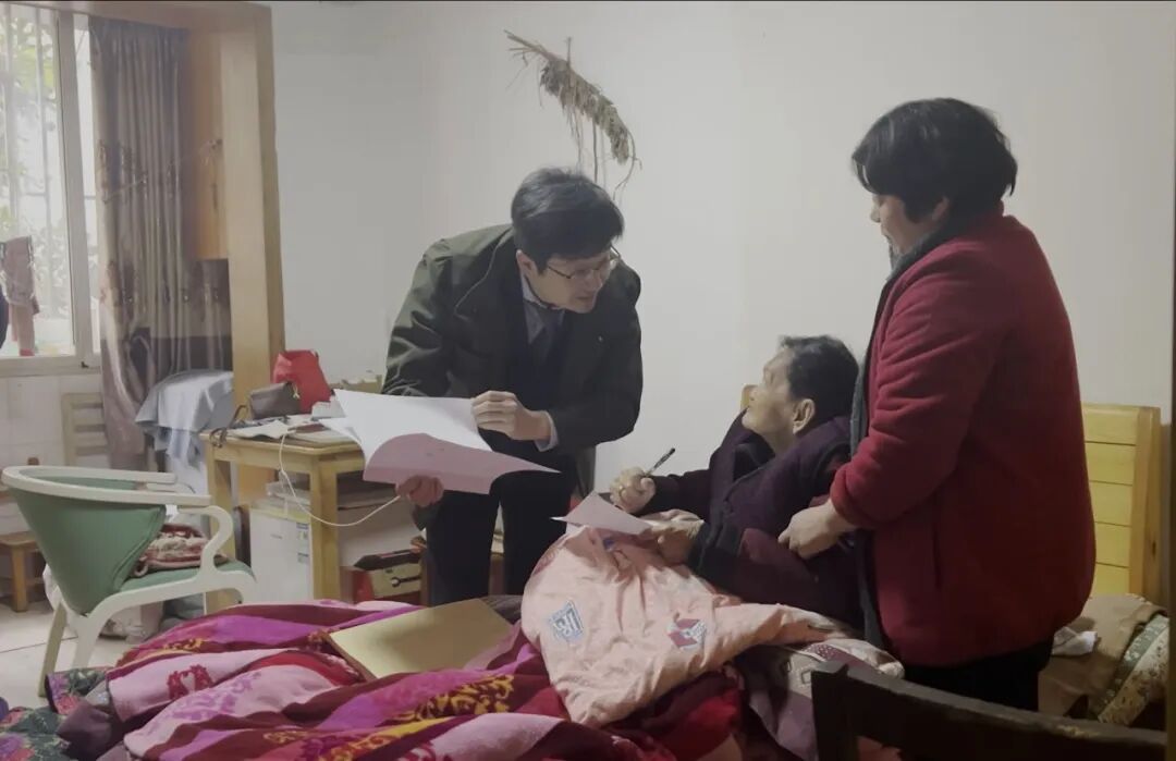 李辰阳为顾梅娣办理意定监护协议，《前浪》剧照。资料图