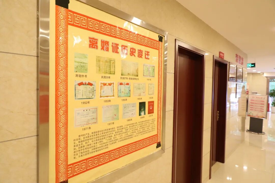 重庆沙坪坝区民政局婚姻登记处婚俗文化长廊。离婚证历史变迁展柜。（视觉中国|供图）