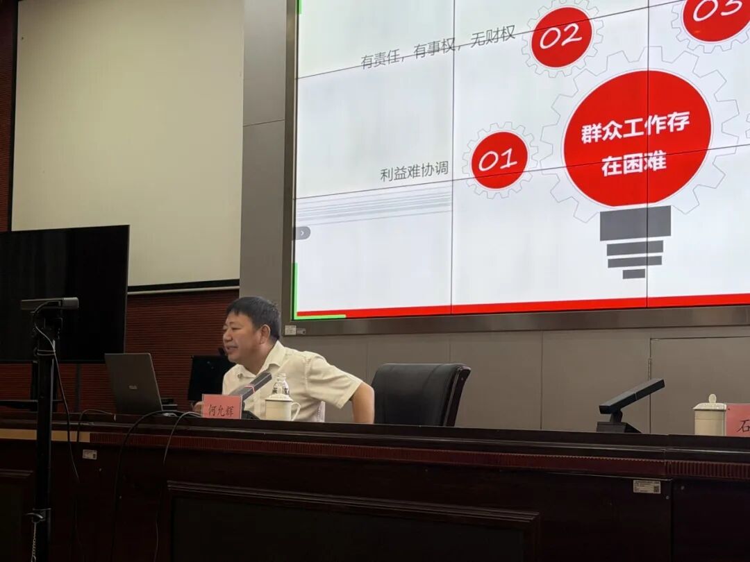 2026年7月3日，何允辉给重庆市巫山县2026年新一届村（社区）党组织书记进行任职培训。（南方周末记者韩谦|摄）