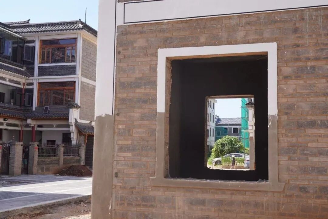 曲靖的大龙社区里，一批全新的客栈完成主体结构建设。