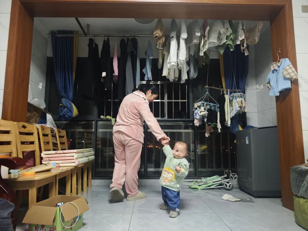 自电梯停运之后，一租户就很少带孩子出门。南方周末记者郑丹摄