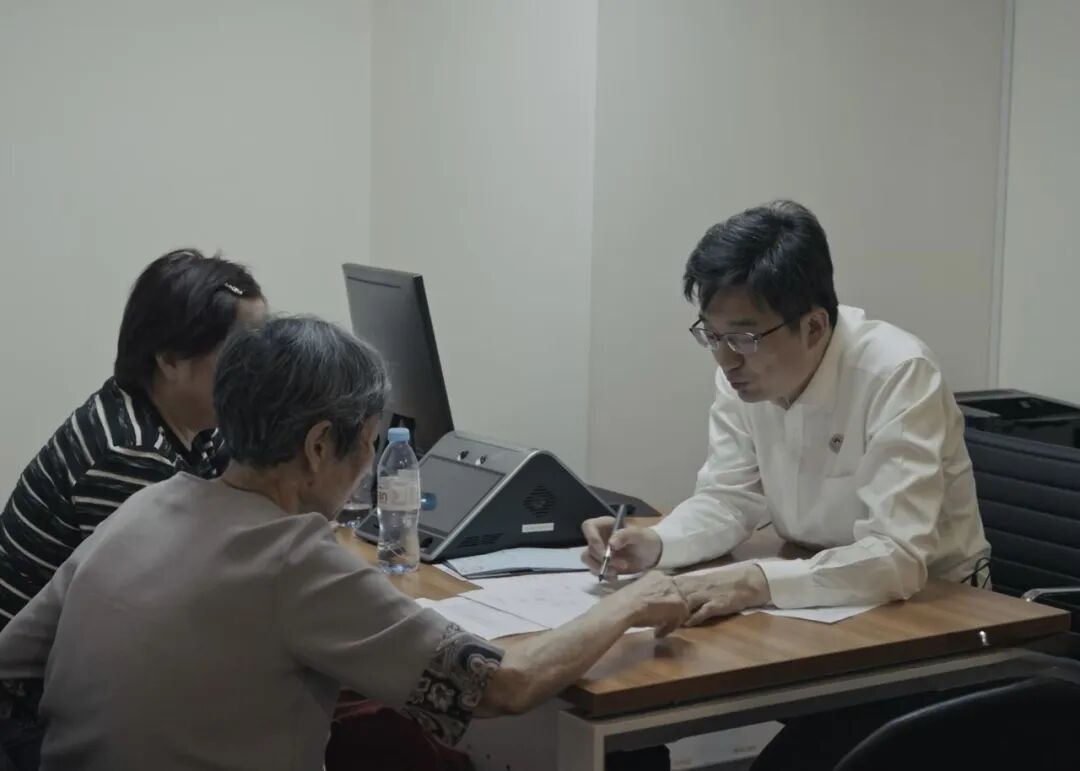 公证员李辰阳在为老人办理意定监护协议，《前浪》剧照。资料图