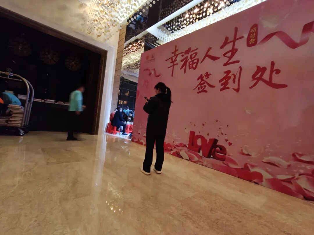 ▲ 2026年3月，“AI财商课”学员签到处。(南方周末记者 姚羿 / 摄)