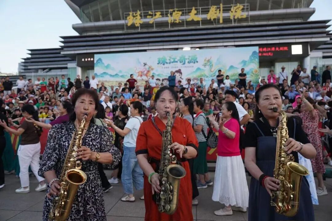 ▲ 曲靖南城门广场上，管弦乐团的老人们在吹萨克斯，活力十足。
