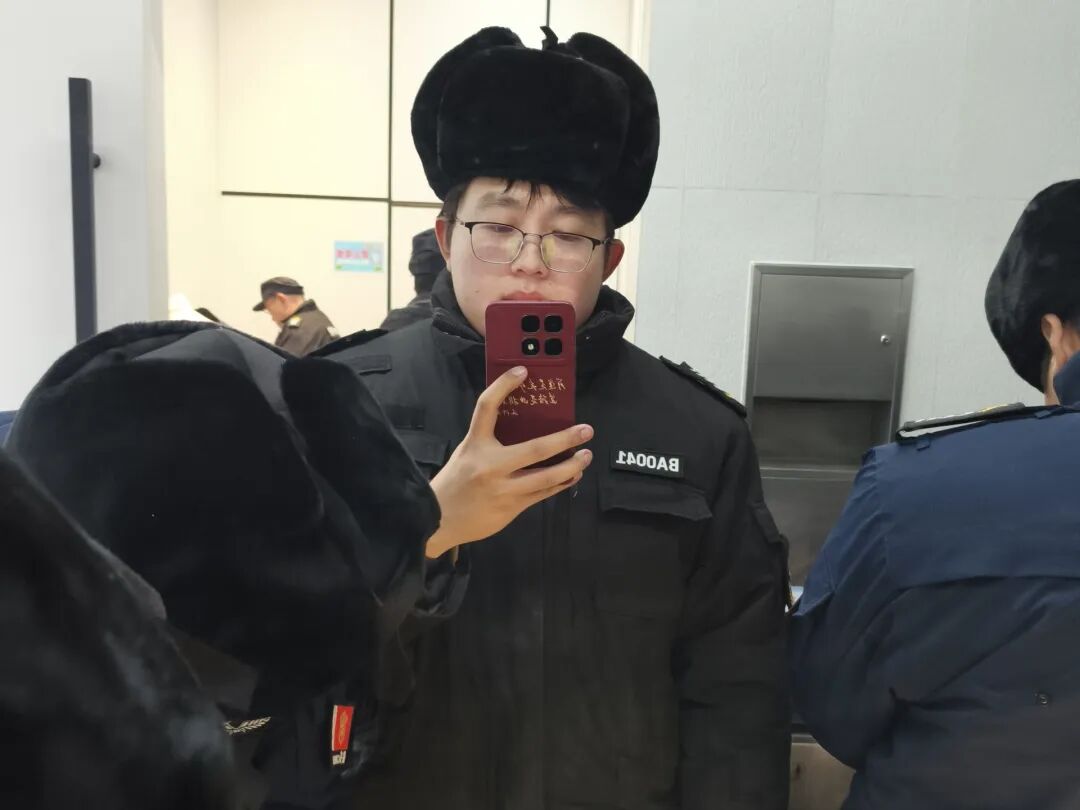 丛瑞安在做保安临时工。(受访者供图)