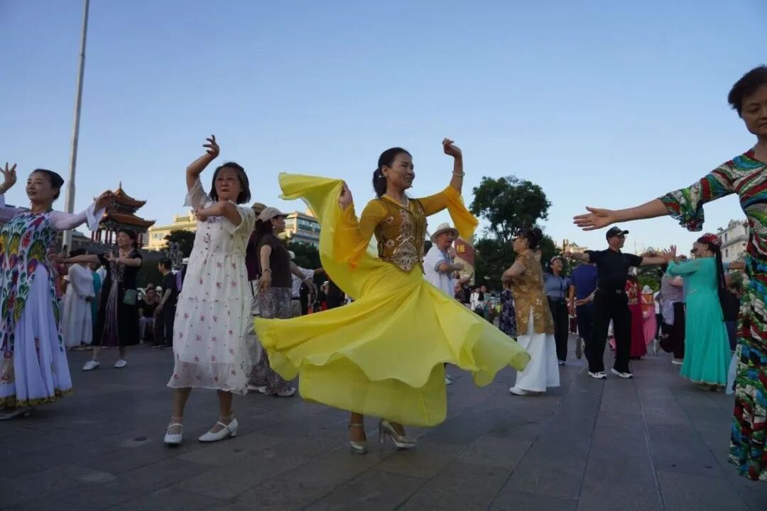 曲靖南城门广场上跳新疆舞的老人。