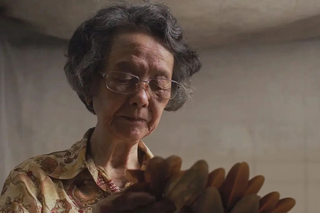 片中的晚年叶淑柔翻出年轻时丈夫随信寄来的物件。（资料图）