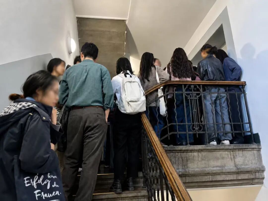 2026年5月18日上午，柏林州法院内，因法庭容量有限，旁听邵之霆案的人挤满法院楼道。（受访人｜供图）