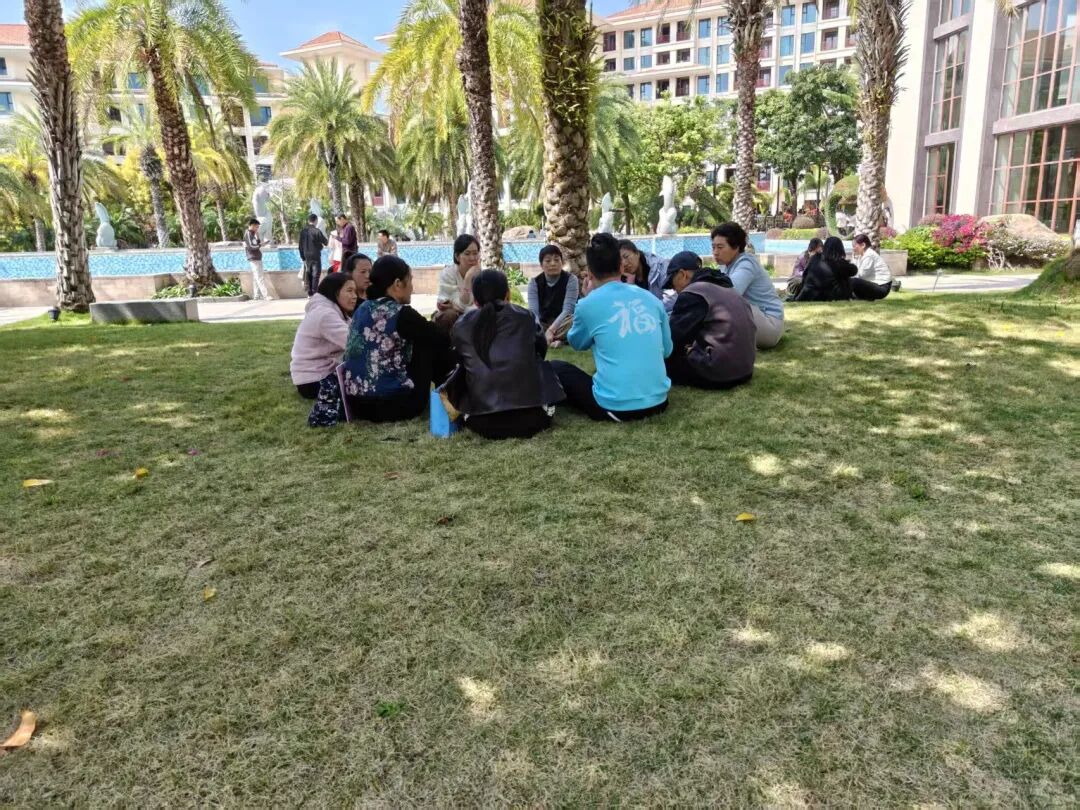 2026年3月，餐后休息期间，“师兄师姐”分散到三人一堆五人一群的学员中答疑解惑。（南方周末记者 姚羿 / 摄）