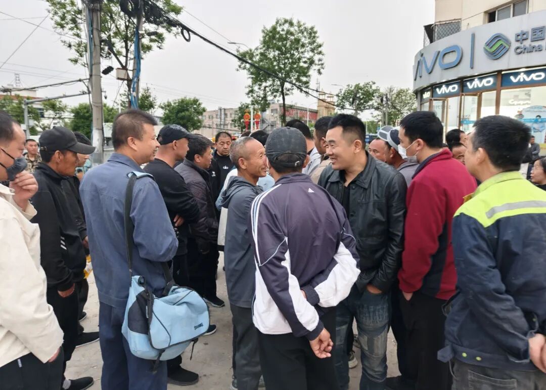 等活的工人在开心聊天。(南方周末记者 陈鹏/摄)