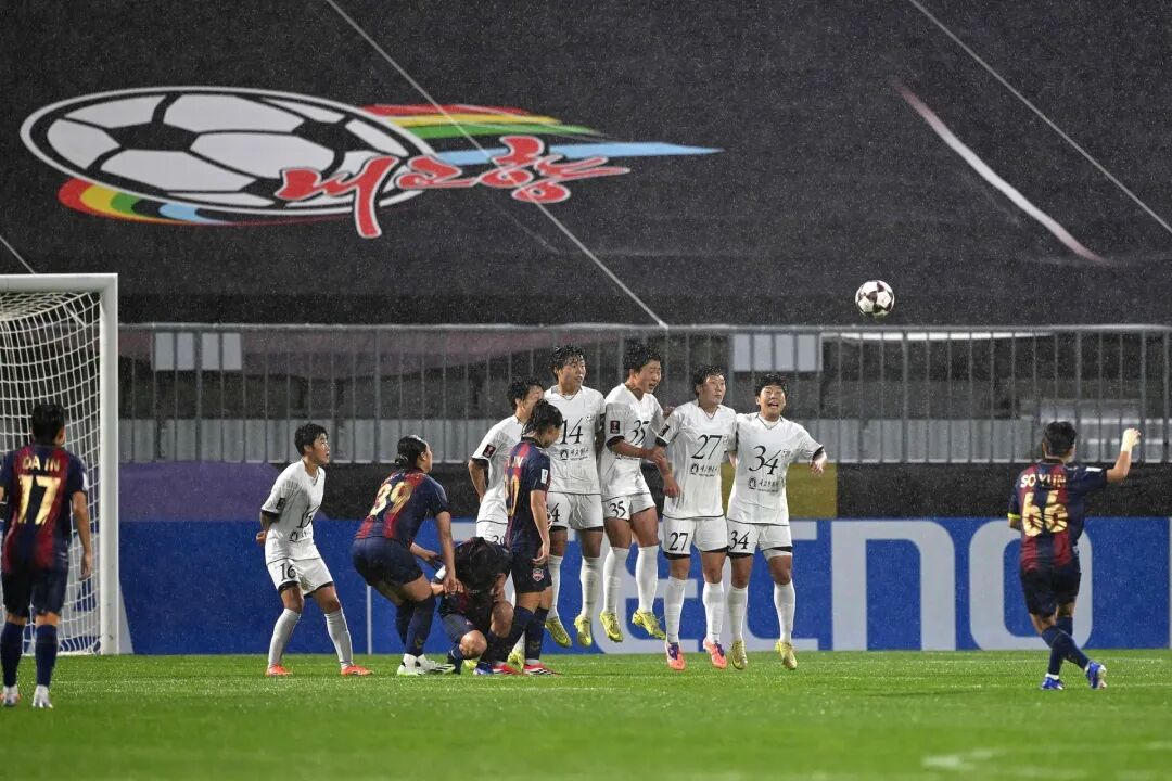 　　当地时间2026年5月20日，韩国水原，朝鲜“我的故乡”女足对阵韩国水原女足的比赛现场，全场比分最终定格在2:1，前者晋级女足亚冠联赛的决赛。（视觉中国/图）