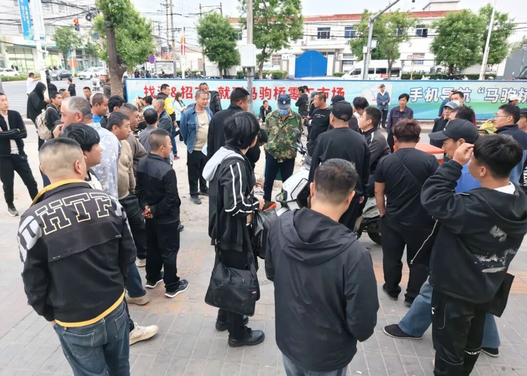 ▲ 临时工在马驹桥街头等活，中间挎包者为丛瑞安。(南方周末记者 陈鹏/摄)