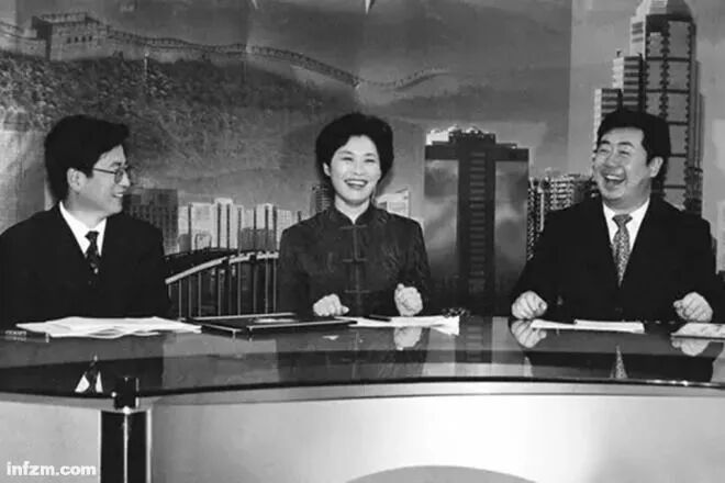 　　敬一丹与同事白岩松、方宏进。他们都曾主持过《焦点访谈》，这档电视节目创办于1994年，以“用事实说话”为方针推动社会进步。（资料图）