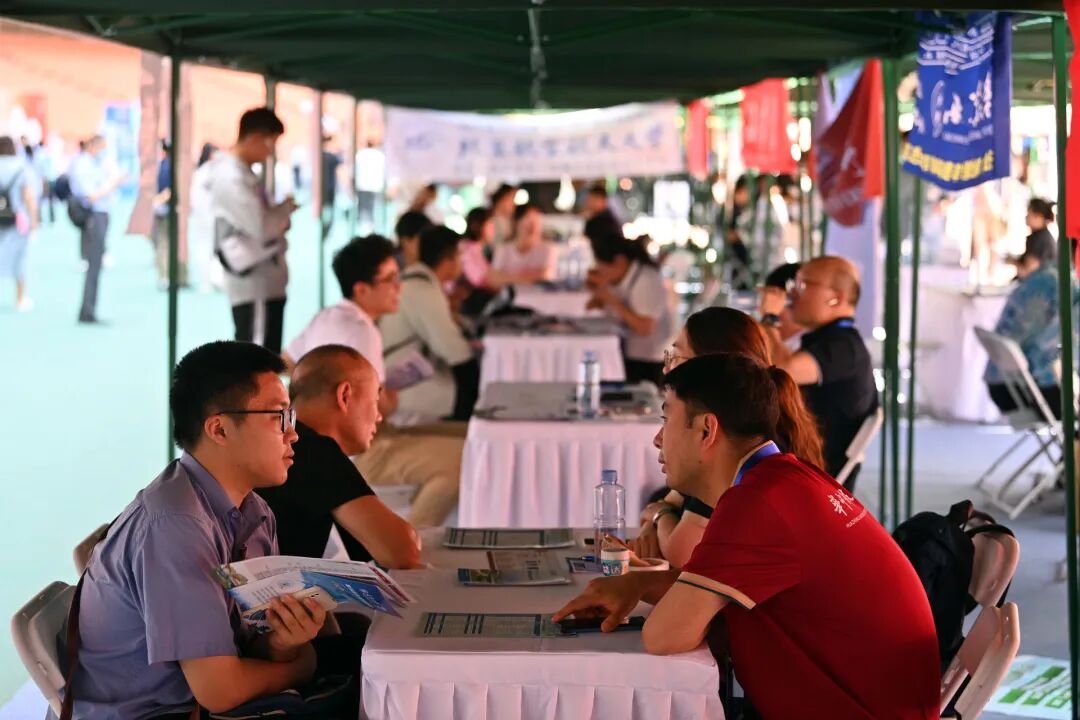 　　▲ 2025年6月26日，2025年甘肃省普通高校招生咨询会在兰州市奥体中心举行。在活动现场，浙江大学、南开大学、厦门大学、兰州大学等百余所高校招生工作人员，与前来咨询的考生和家长面对面交流。（视觉中国/图）