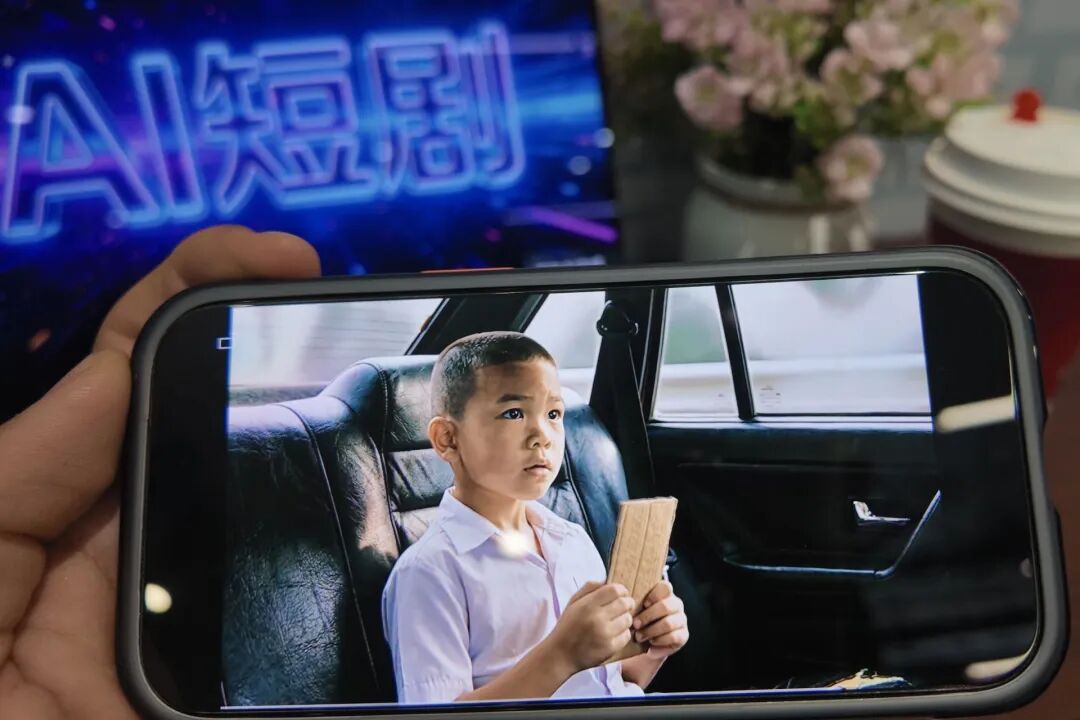 ▲2026年清明节前夕，一部名为《纸飞机》的AI短片爆火。据了解，该AI短片仅用三天完成，主创团队来自深圳。有网友评价，“最没人味的AI制作出了最有人味的短片”。（南方周末记者 冯飞 / 图）