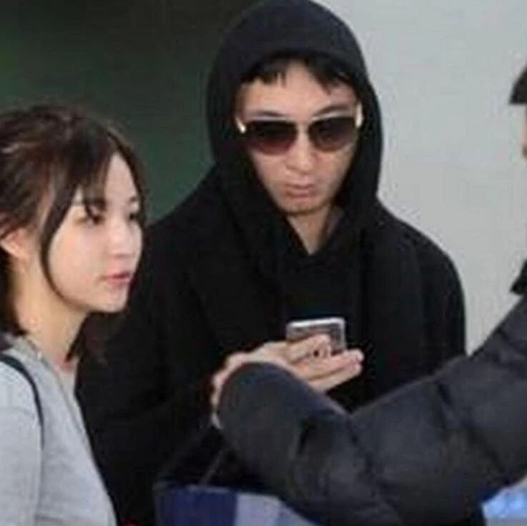 王思聪和懒懒参加情侣聚会,染一头红发超像外国帅哥,37岁靠女友肩上撒娇