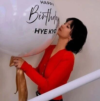 宋慧乔晒44岁生日照,百万名表+网红头巾曝光,颜值依然能打!