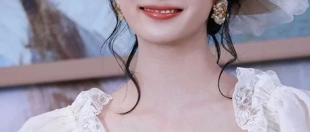 张雅钦 线下活动身穿白色连衣裙,笑容甜美可爱,颜值身材太迷人了