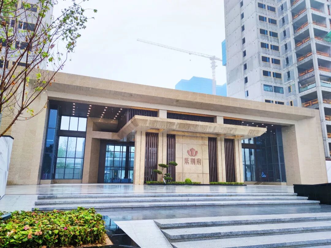 步都能感知自然的乐趣和对生活的无限遐想……紫荆府以30亩超大中庭园