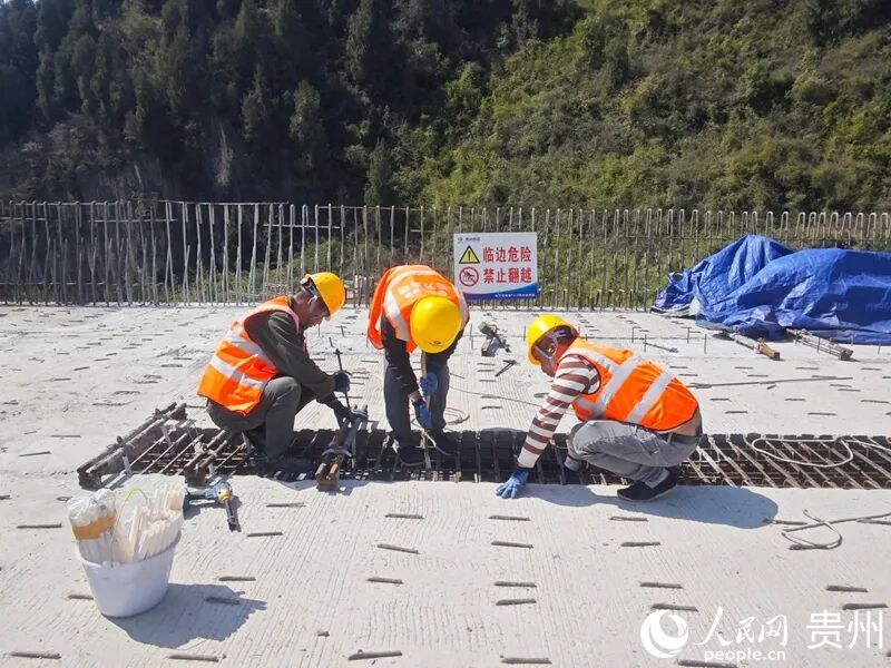 工作人员在松万高速3标段石竹1号大桥进行湿接缝作业。人民网 黄小桃摄.jpg