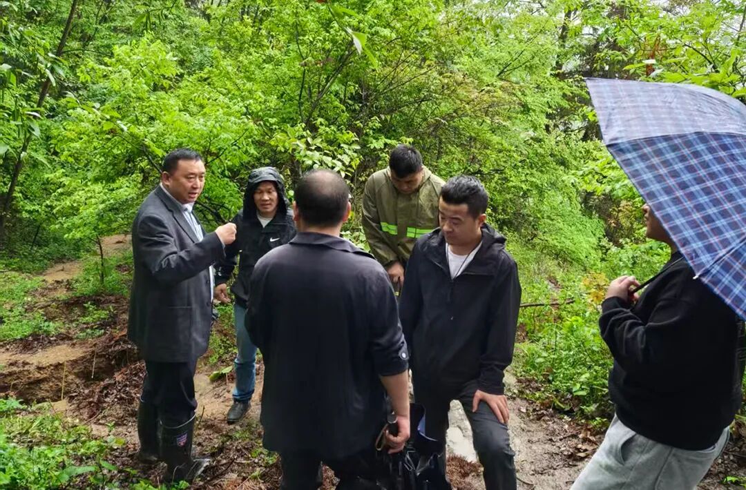 德江县长丰乡出水村向家寨组 发生山体滑坡前，乡村干部组织群众紧急转移撤离。.jpg