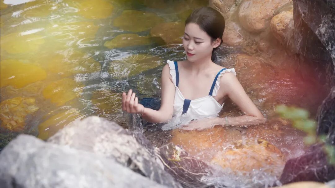 游客在石阡温泉体验“泡汤”。吴剑摄。.jpg