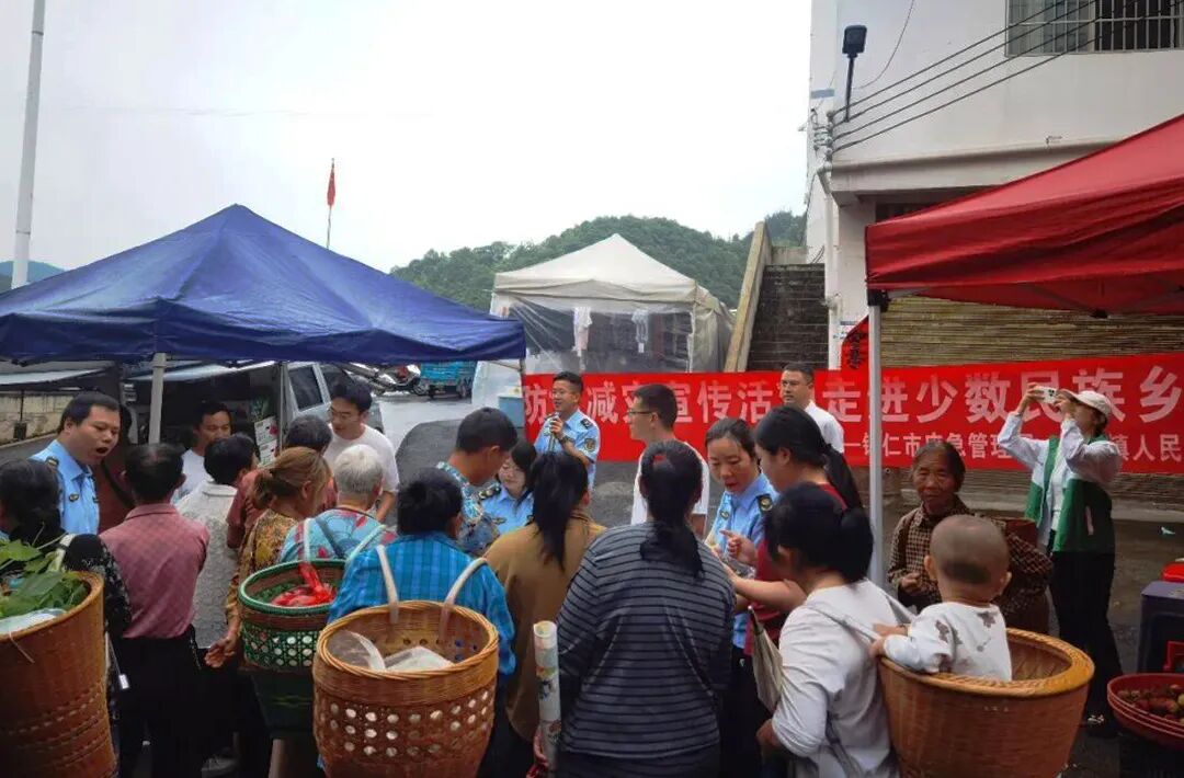 在松桃县，工作人员开展防灾减灾宣传，用苗语和汉语向少数民族群众讲解应急避险知识。.jpg