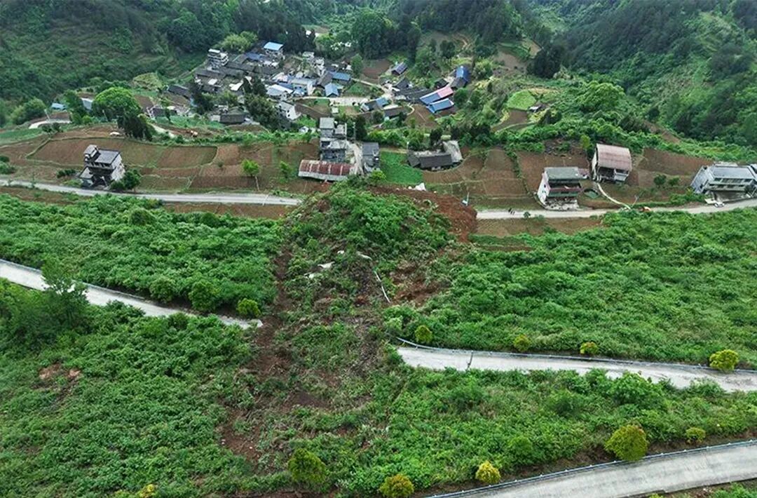 印江自治县杉树镇大寨村孙家组 发生山体滑坡，进村公路中断。.jpg