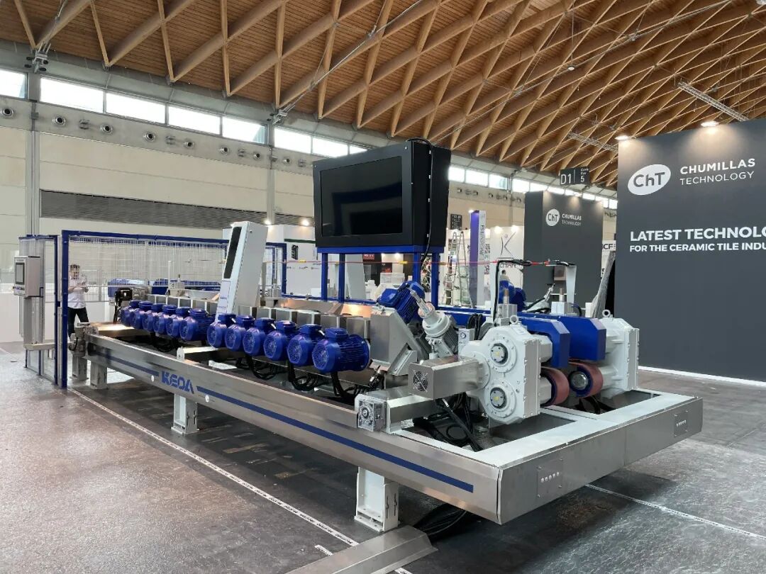 科达展出的第二代数控智能磨边机,引起了客户的广泛关注,纷纷驻足详细