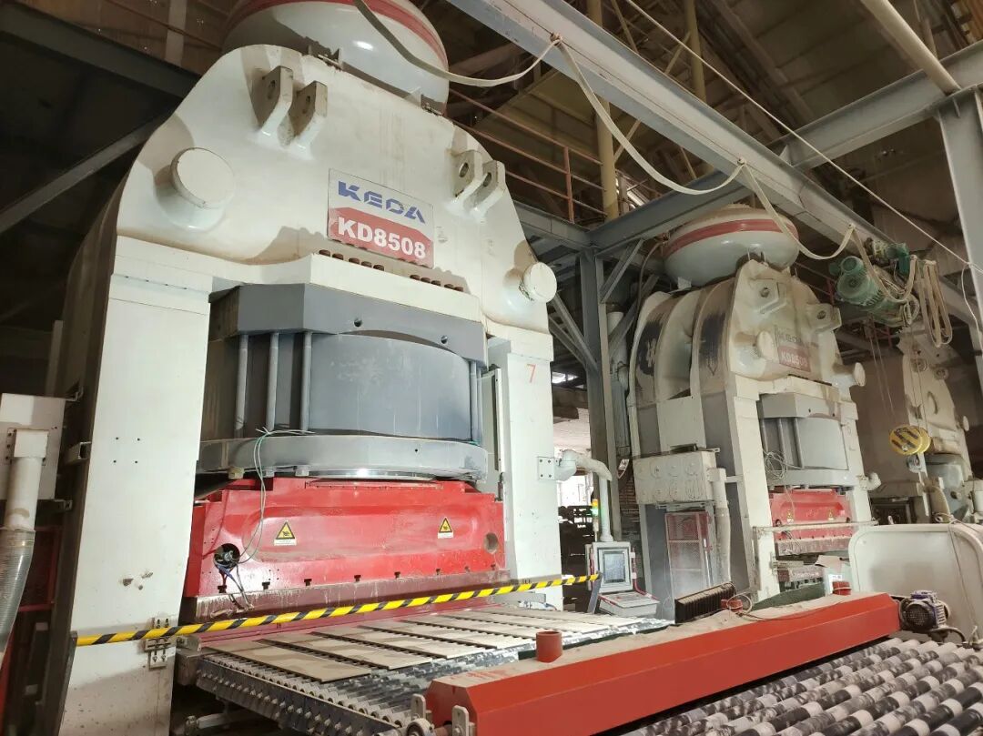 进一步提高市场竞争力,豪华陶瓷与科达再度合作,引入了两台kd8508压机
