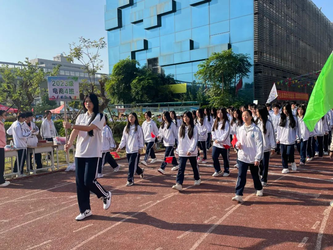 广州城建职业学院校服图片