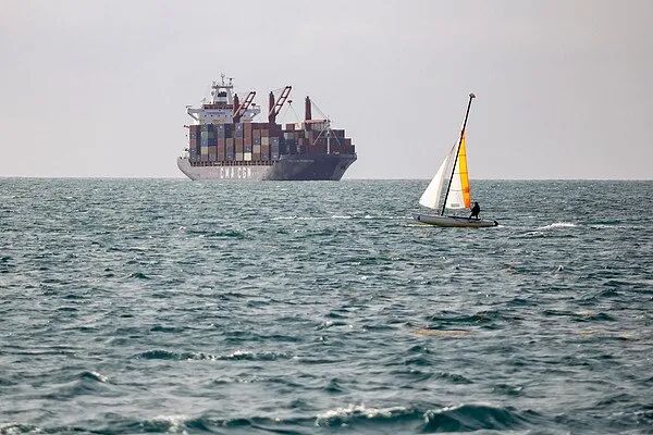 在印度洋航行的集装箱货船 视觉中国