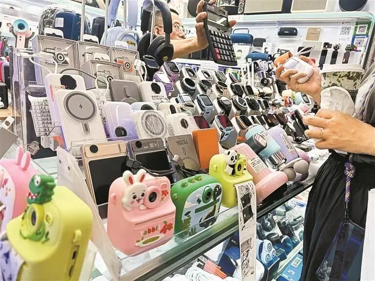 华强北柜台出售多个品牌充电宝。深圳报业集团记者 林菲 摄