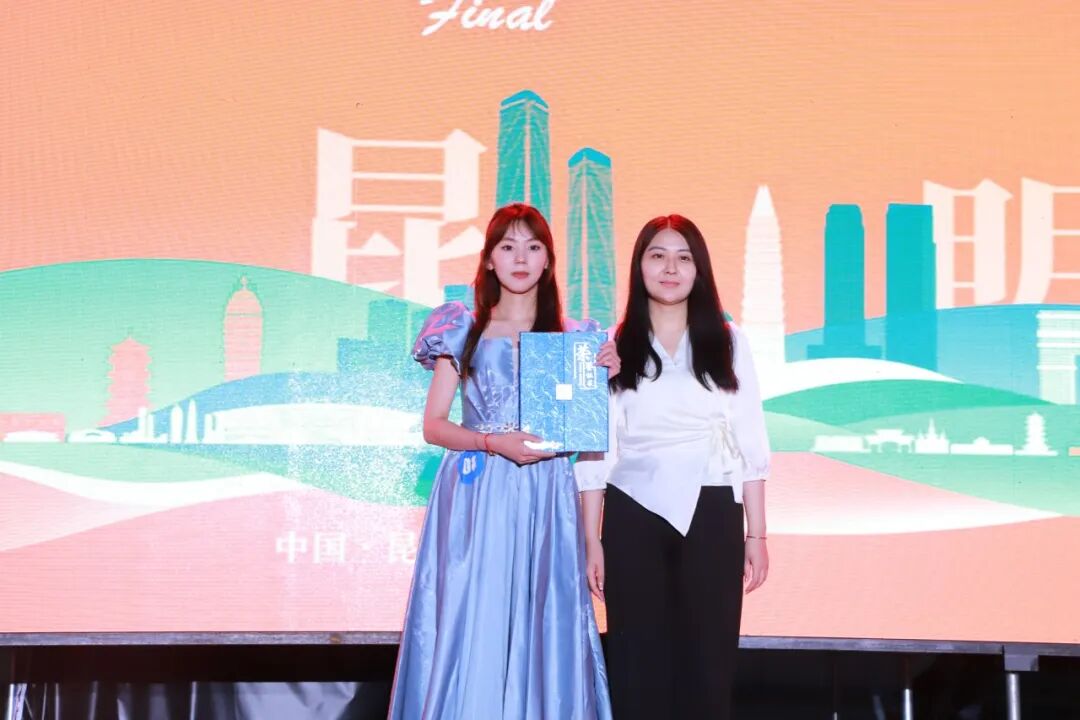 昆明传媒学院教育学院辅导员李西贝为最佳人气奖同学颁发证书获奖名单