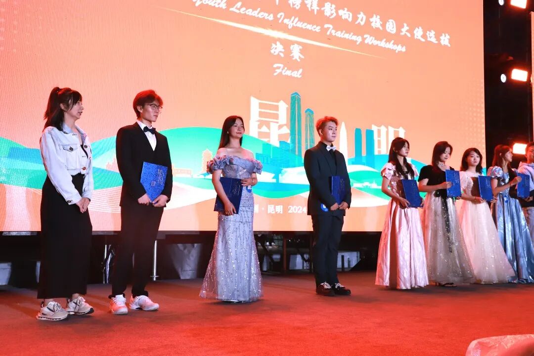 耿映冬为优秀奖同学颁发证书昆明传媒学院教育学院辅导员李西贝为最佳