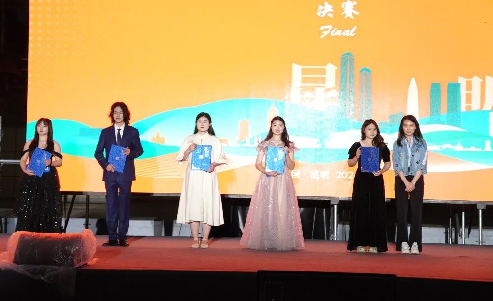 耿映冬为优秀奖同学颁发证书昆明传媒学院教育学院辅导员李西贝为最佳