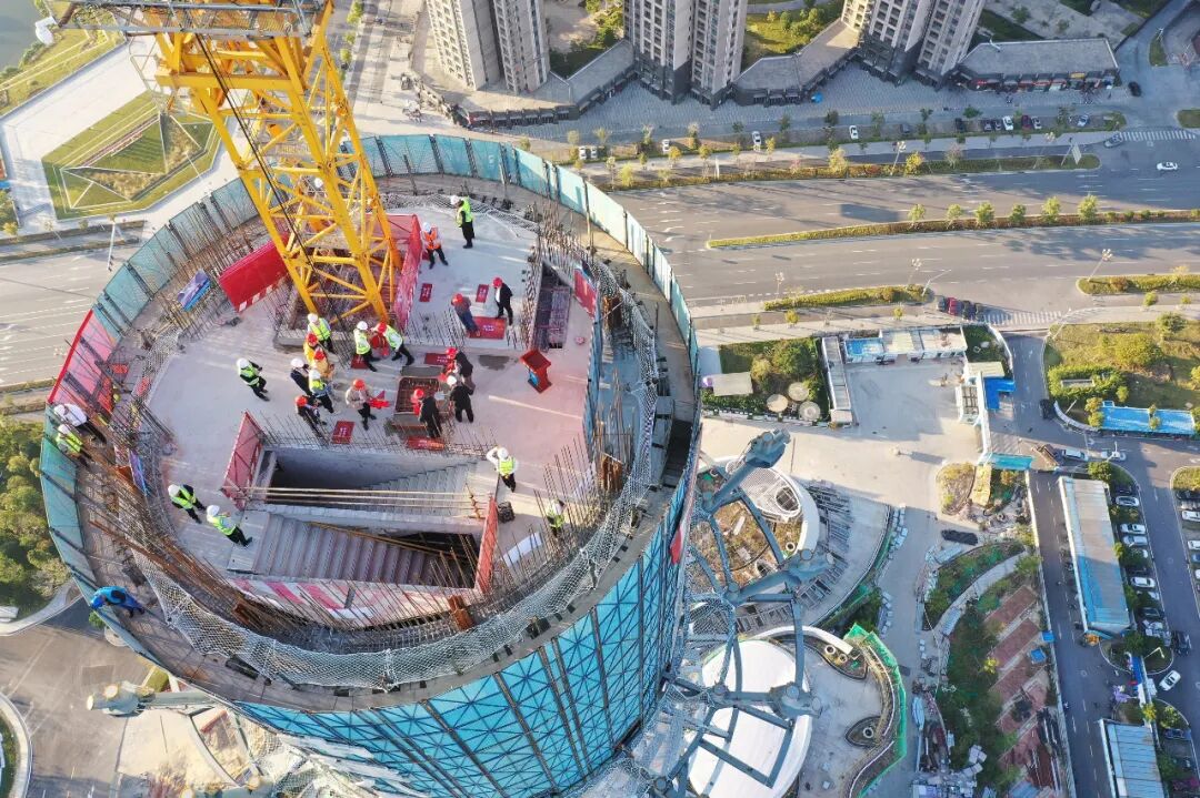 截至12月6日,景观塔筒体结构已经封顶,目前正在进行悬挑钢结构施工和