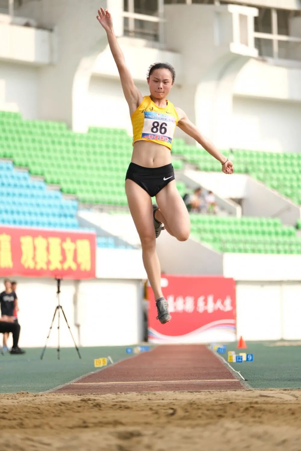 中国田径福地苏炳添梁小静在肇夺得百米飞人冠军