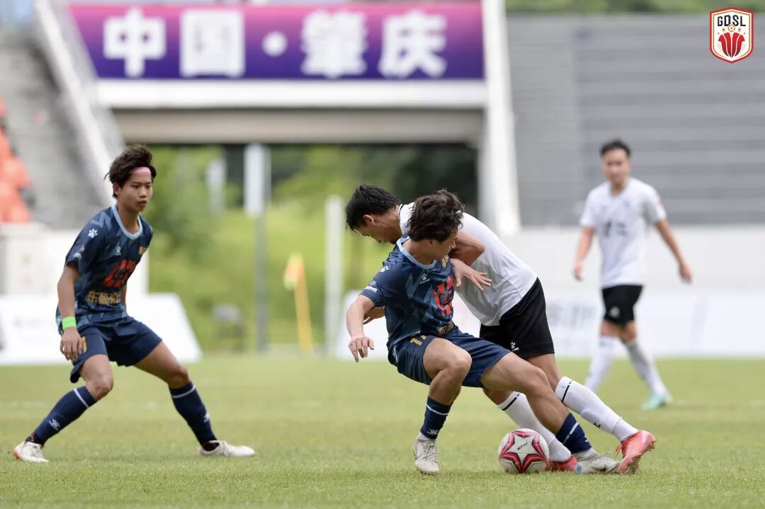 两队球员在绿茵场上进行激烈拼抢。赛事组委会供图