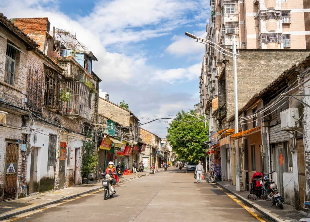 学霸聚集地……它是城区最长的老街其中就有这样一条街道镌刻着记忆