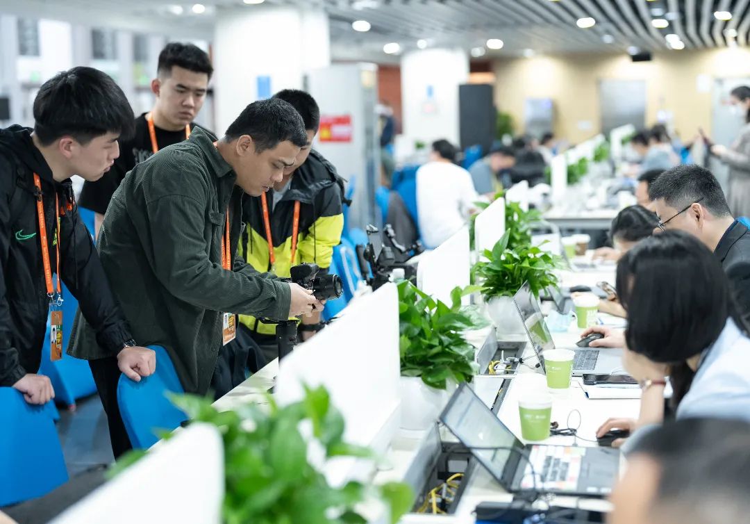 學院全國唯一“學生記者團”再次參加2023博鰲亞洲論壇年會現場報道1.jpg 圖片