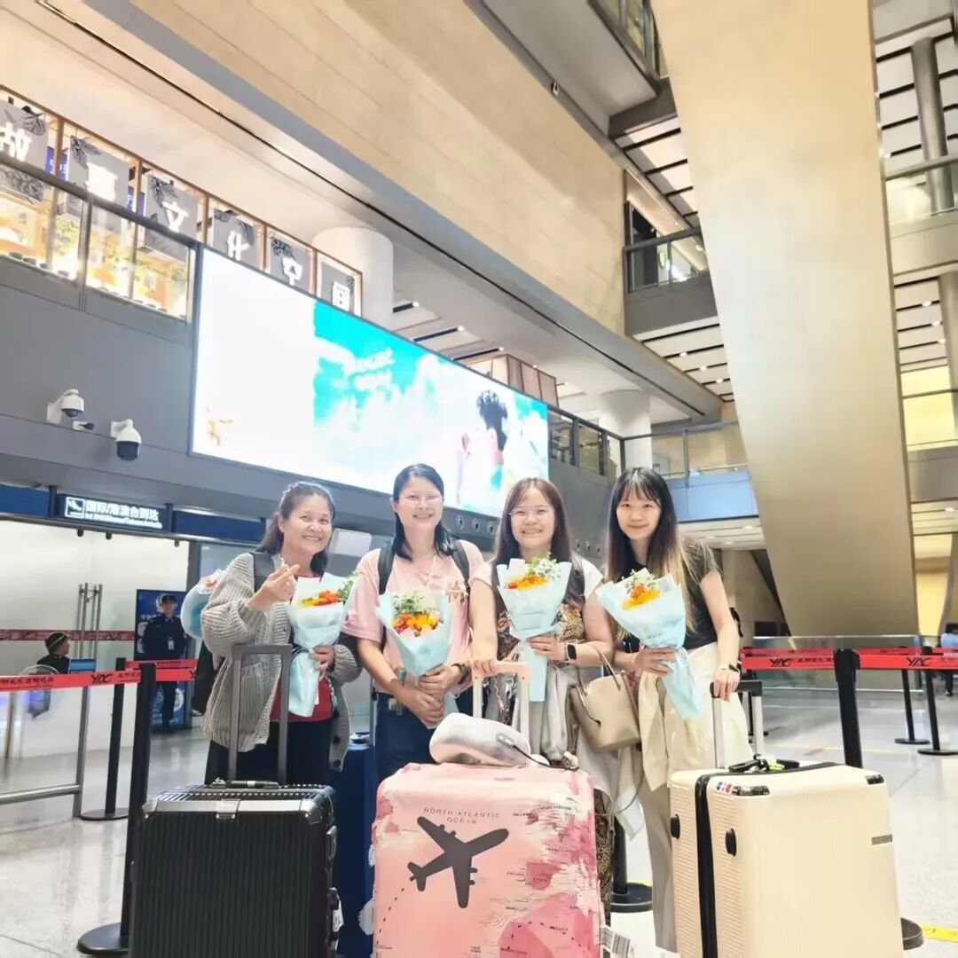 马来西亚母女4人抵达昆明接机合影