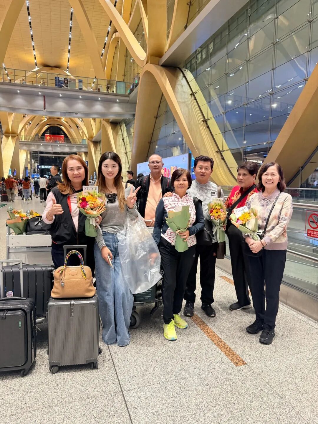 9月12日小五到机场接机，与6位印尼客人在昆明机场合影