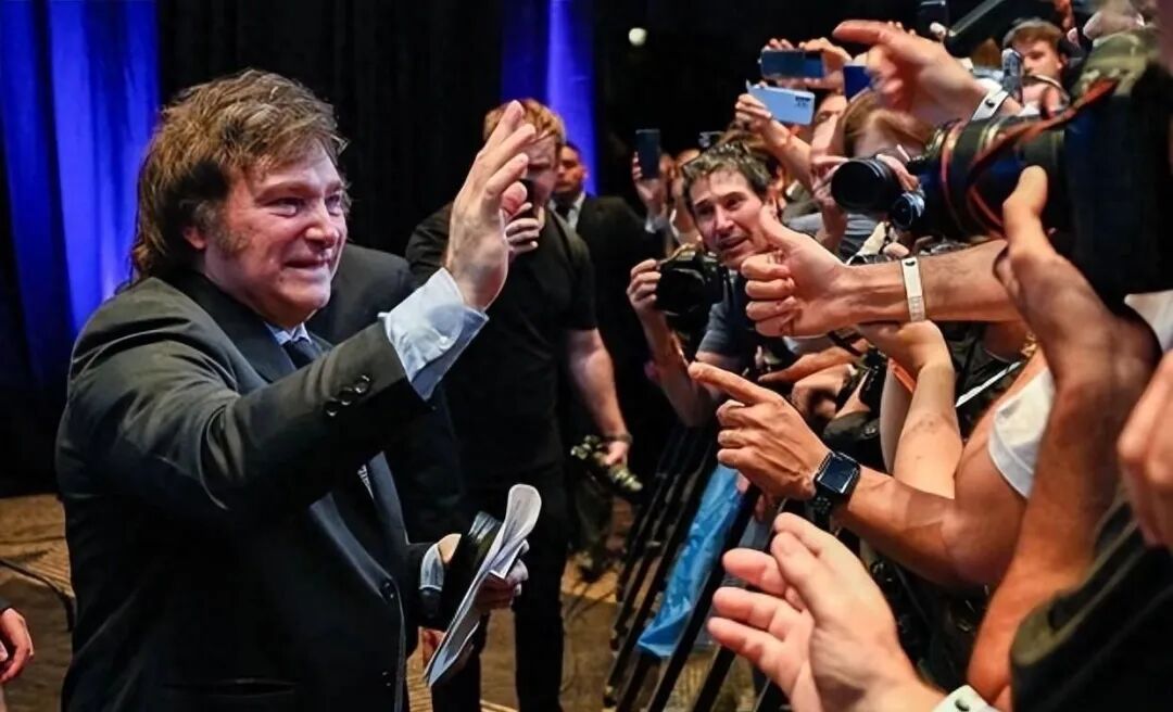 阿根廷新总统米莱为什么要将阿根廷美元化作为核心的经济政策？ 内容提要：米莱 就任阿根廷总统后烧的第一把火，就是为了去美元化，将阿根廷货币比索，一次性贬值一半以上。阿根廷货币美元化，是&mldr;